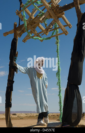 Berber uomo dimostrando il berbero di pozzi di irrigazione nei pressi di Merzouga, Marocco Foto Stock