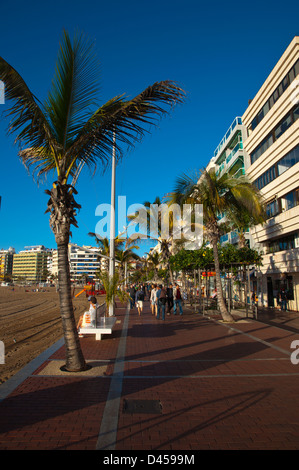 Paseo del lungomare di fronte Canteras beach Santa Catalina quartiere Las Palmas de Gran Canaria Island Spagna Foto Stock