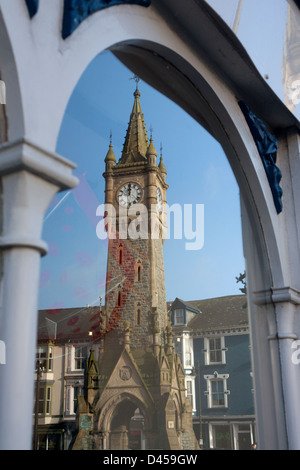 Machynlleth Clock Tower riflessa nella finestra del negozio Machynlleth Powys Mid Wales UK Foto Stock