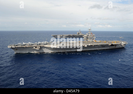 USS Dwight D. Eisenhower partecipa ad una delle munizioni sul carico con USS George H. W. Bush. Foto Stock