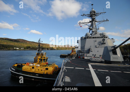 Due barche rimorchiatore aiutano a dirigere le visite-missile destroyer USS Forrest Sherman. Foto Stock