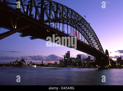 Il Sydney Harbour Bridge di notte da Milsons Point cercando di Sydney Opera House e il CBD Sydney New South Wales AUSTRALIA Foto Stock