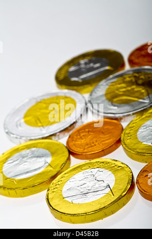 I dolci al cioccolato imitando vari di monete in euro in bianco. Foto Stock