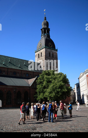 Tourist-Group presso la cattedrale del Duomo nella piazza principale di doma Laukums nella città vecchia di Riga, Lettonia Foto Stock