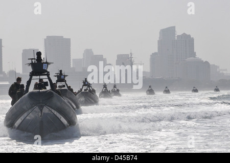 I gommoni a scafo rigido (RHIBs) trasportano il team Special Boat 12 marinai e i loro ospiti attraverso la baia di San Diego per un cambio di comando in mare, mettendo in evidenza la mobilità marittima e le capacità del team. Foto Stock