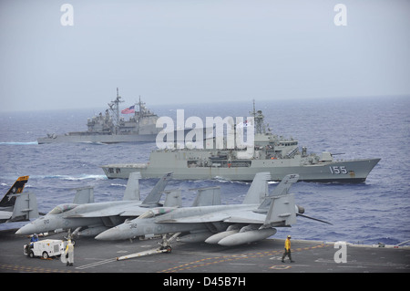 HMAS Ballarat è al fianco di USS Cowpens mentre in formazione con USS George Washington. Foto Stock