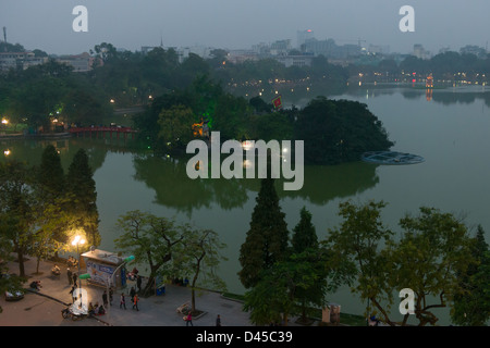 Guardando oltre il Lago Hoan Kiem nel centro di Hanoi al crepuscolo, Vietnam Foto Stock