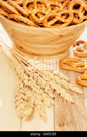 Salatini e frumento. Colpo verticale, la profondità di campo. Foto Stock
