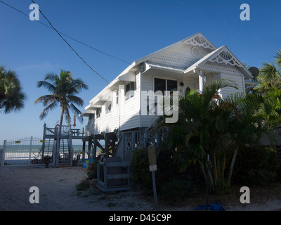 I cancelli sono chiusi che conduce alla spiaggia accanto ad una spiaggia di casa sulla Ft Myers Beach, Florida, Stati Uniti d'America. Foto Stock