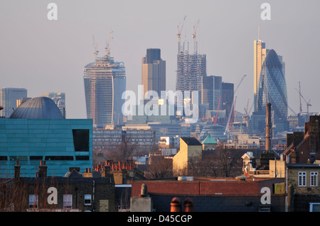 Londra REGNO UNITO dello skyline della città, la sera presto, visto da Sud Est Foto Stock