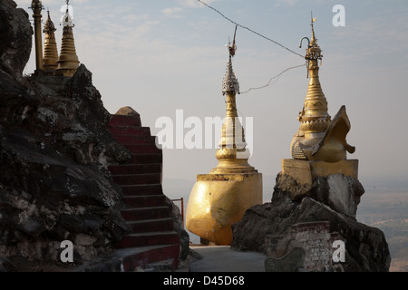 Santuari e gli stupa in cima Mt Poppa Birmania Myanmar Foto Stock