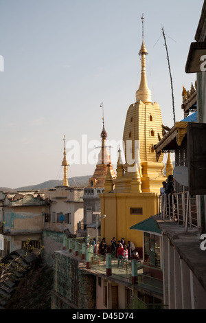 Santuari e gli stupa in cima Mt Poppa Birmania Myanmar Foto Stock