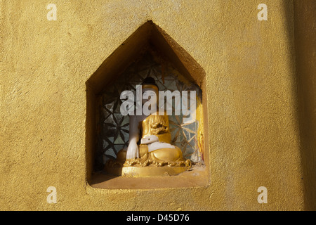 Santuari e gli stupa in cima Mt Poppa Birmania Myanmar Foto Stock