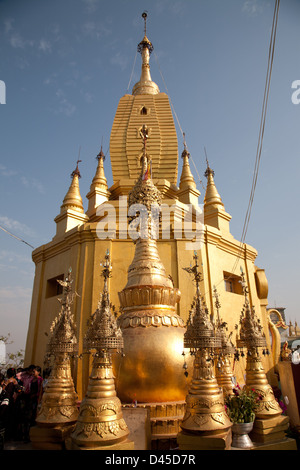 Santuari e gli stupa in cima Mt Poppa Birmania Myanmar Foto Stock