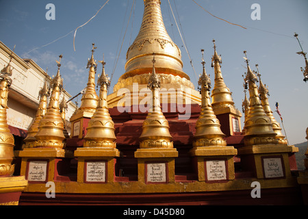 Santuari e gli stupa in cima Mt Poppa Birmania Myanmar Foto Stock