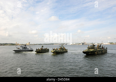 Barche della marina si preparano per una visualizzazione delle loro capacità. Foto Stock