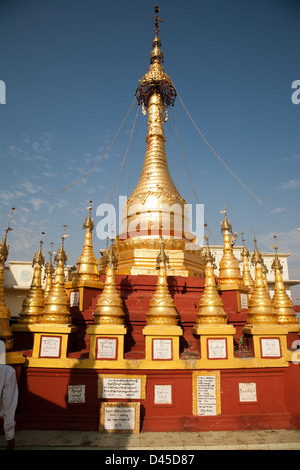 Santuari e gli stupa in cima Mt Poppa Birmania Myanmar Foto Stock