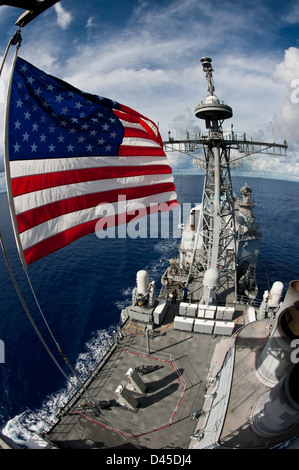 USS Cowpens come visto dalla parte superiore del montante di sollevamento in avanti. Foto Stock