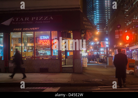 Church Street a Lower Manhattan a New York mostra Star Pizza e altri negozi Foto Stock