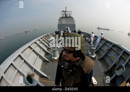 Sailor sorge guarda a bordo della USS Cowpens. Foto Stock