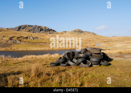 Pneumatici per auto oggetto di pratiche di dumping nel Galles del Nord la brughiera entro il confine del Parco Nazionale di Snowdonia. Foto Stock