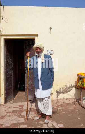 Tradizionalmente un vestito uomo Sikh sorge fuori la porta di casa sua nel Punjab India Foto Stock