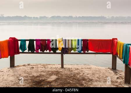 Lavanderia colorati appesi ad asciugare, Varanasi, India Foto Stock