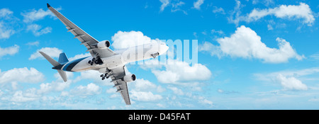 Jet in un colore blu cielo nuvoloso. Composizione panoramica. Foto Stock