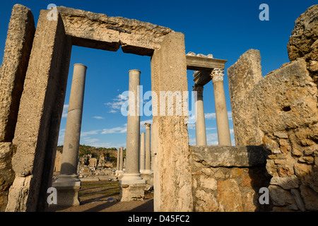 Pietra del telaio della porta per l'agorà rovine a perge sito archeologico in Turchia Foto Stock