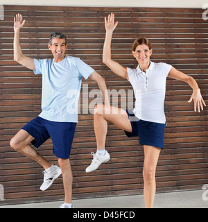 Felice coppia danzante insieme in una palestra Foto Stock
