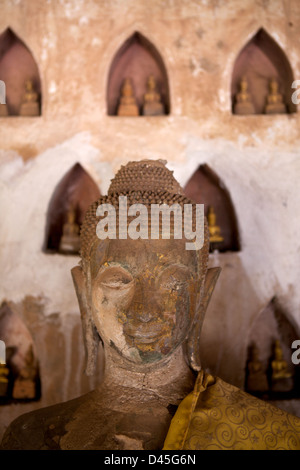 Statua del Buddha trovato nel chiostro del Wat Si Saket, in Vientiane, Laos Foto Stock