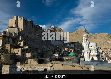 Leh Palace che sovrasta la città vecchia, con il Namgyal Tsemo Gompa dietro e la Jama Masijd in primo piano, Leh, (Ladakh) Jammu e Kashmir India Foto Stock