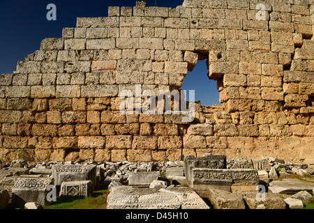 Antiche mura di Porta Romana di pietra scolpita a Perge vicino a Antalya Turchia Foto Stock