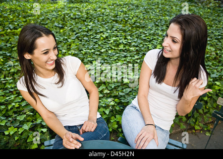 Bff ragazze appendere fuori a manhattan Bryant Park Foto Stock