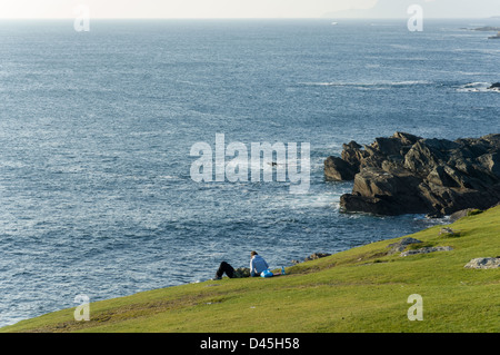 Gli amanti sulla cima delle scogliere sulla costa frastagliata di Achill Island, Westport, County Mayo, Irlanda Foto Stock