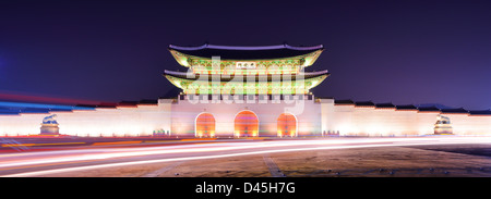 Gwanghwamun Gate è la porta principale del palazzo Gyeongbokgung a Seul, in Corea del Sud. Foto Stock