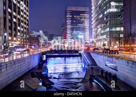 Flusso di Cheonggyecheon a Seul, in Corea del Sud è il risultato di un massiccio rinnovamento urbano progetto. Foto Stock