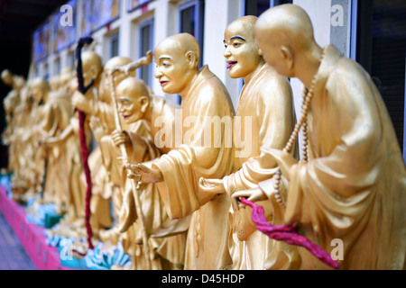 14 ottobre: Statue sat il Monastero dei Diecimila Buddha in Sha Tin, Hong Kong, Cina. Foto Stock