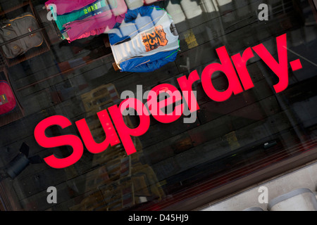 Segno per negozio di abbigliamento Superdry. Foto Stock