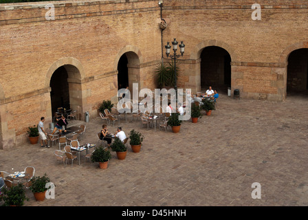 Tre coppie e 4 terminare un pranzo tardivo nel castello di Montjuic ristorante nel cortile. Foto Stock