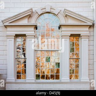 Il presidente George Washington a casa a Mount Vernon in Virginia con vista sugli alberi si riflette nella casa di windows Foto Stock