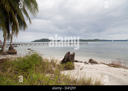 Spiaggia di sabbia con un molo di uscire in acqua di mare sull isola di Carenero. Foto Stock