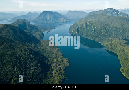 Una vista aerea delle isole costiere del Pacifico, canali e insenature nella remota Great Bear Rainforest, costa centrale, British Columbia, Canada. Foto Stock