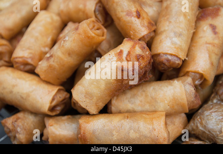 Fritte involtini primavera street food a Bangkok Foto Stock