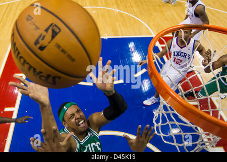 Philadelphia, USA. 5 marzo 2013: Boston Celtics le piccole avanti Paul Pierce (34) Spara la palla durante il gioco NBA tra Boston Celtics e la Philadelphia 76ers presso la Wells Fargo Center di Philadelphia, Pennsylvania. Il Boston Celtics Beat the Philadelphia 76ers, 109-101. Foto Stock