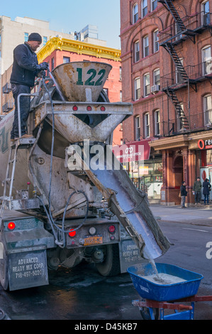 Operaio edile Mixing calcestruzzo nella città di New York sul progetto DDC Foto Stock