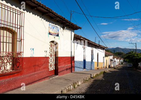 Gli edifici in una pratica quotidiana di scena di strada nella città coloniale di Suchitoto in El Salvador Foto Stock