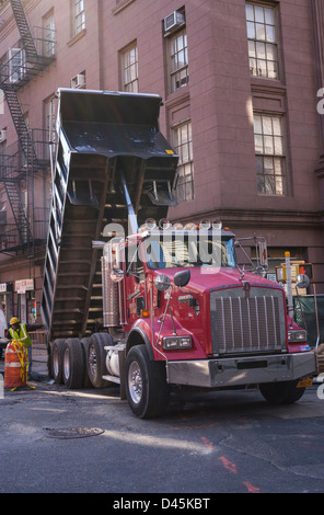 Autocarro con cassone ribaltabile lavorando sull'infrastruttura di NYC progetto di sostituzione in New York City DDC Foto Stock