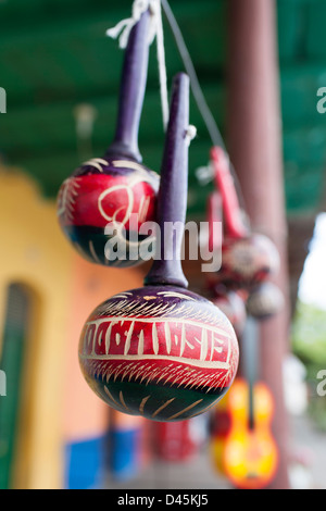Dipinto luminosamente maracas sul display in un negozio che vende souvenir e ninnoli da El Salvador, Suchitoto Foto Stock