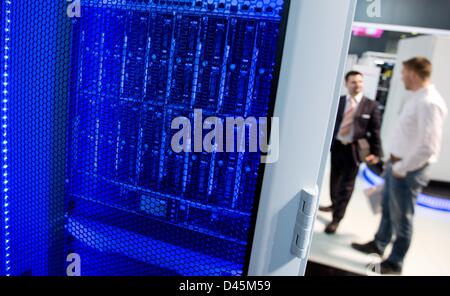 Hannover, Germania. 5 Marzo, 2013. Server sistemi rack sono illustrati presso lo stand di Secusmart Rittal presso il più grande del mondo di computer expo CeBIT di Hannover, Germania, 05 marzo 2013. Foto: FRISO GENTSCH/dpa/Alamy Live News Foto Stock